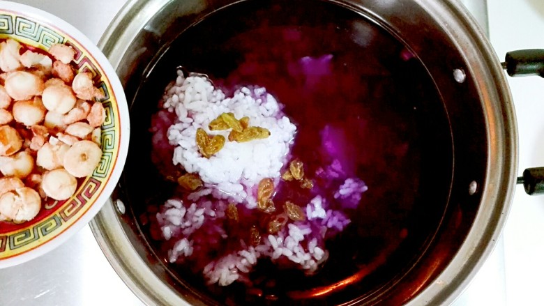 金桂飘香梦幻紫薯粥,放进葡萄干，芡实