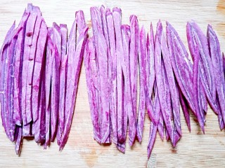 金桂飘香梦幻紫薯粥,切成均匀细条