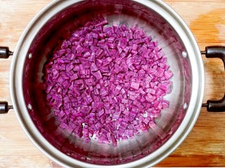 金桂飘香梦幻紫薯粥,取小锅，放进紫薯粒