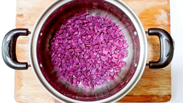 金桂飘香梦幻紫薯粥,取小锅，放进紫薯粒