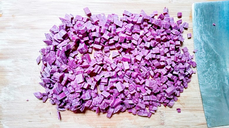 金桂飘香梦幻紫薯粥,切成小粒