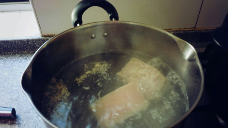 雪菜扣肉,烧开水煮到7成熟捞出。