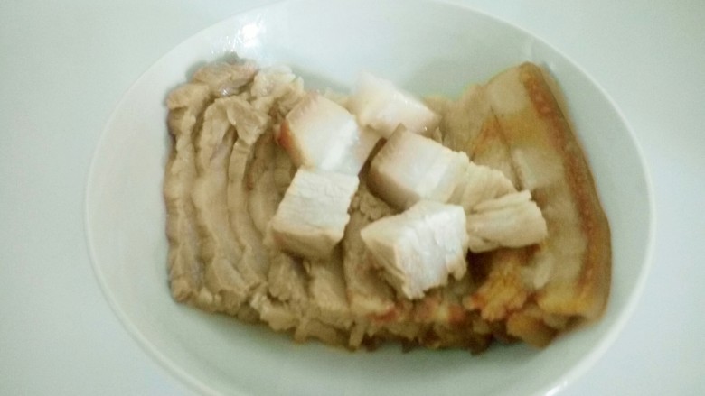 雪菜扣肉,皮朝下放入碗里，上面切几块方块肉。