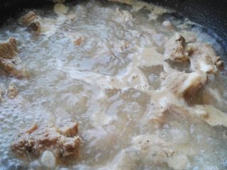 玉米排骨汤,排骨放冷水锅中，放点料酒去腥，大火烧开。撇去浮沫。
