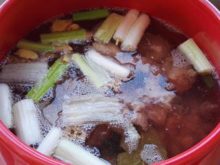 玉米排骨汤,同时砂锅添水，放入葱及调料盒，大火烧开，把焯水的排骨取出放砂锅内。
