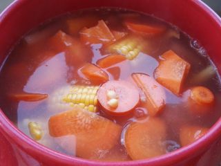 玉米排骨汤,放入玉米、胡萝卜转大火烧开。