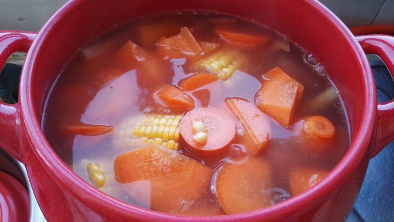 玉米排骨汤,放入玉米、胡萝卜转大火烧开。