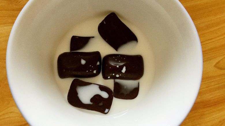 男神巧克力蛋糕,30克巧克力加10克牛奶或淡奶油放微波炉加热10秒，也可以隔水融化。