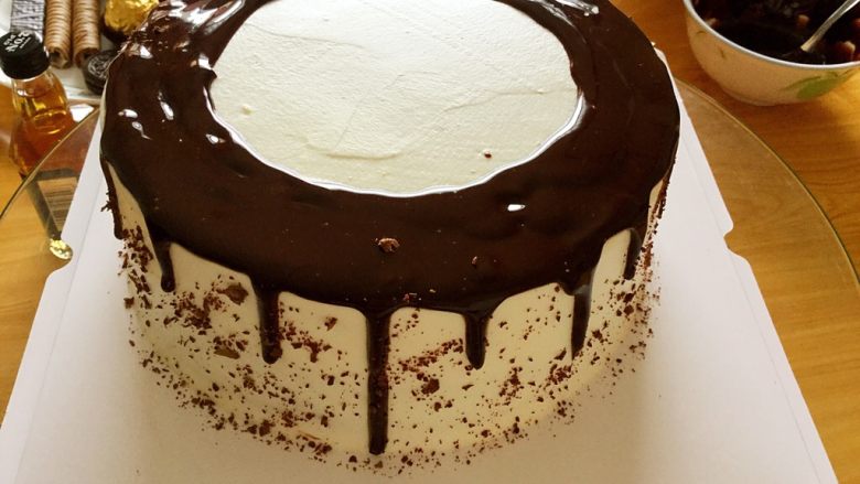 男神巧克力蛋糕,在蛋糕体外侧撒上巧克力碎屑。