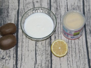 奇异果酸奶昔,准备好两个奇异果，200g酸奶，半个柠檬，炼乳
