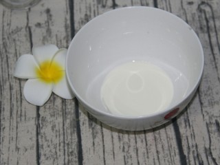 奇异果酸奶昔,在碗中倒入10g淡奶油