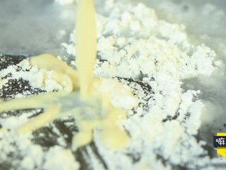 鸡茸蘑菇玉米浓汤,倒入适量的清水和一半的玉米糊，继续翻炒。