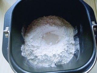 原味吐司,最后再面粉的顶端挖个小洞，(不要挖到液体) 把酵母粉倒入挖好的洞洞里。再用旁边的面粉将酵母粉盖上。