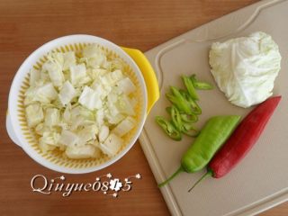 早餐+圆白菜腌菜,圆白菜切小块；红绿尖椒斜切