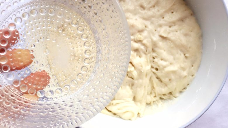 老面豆沙包,倒入90%的碱水揉均匀，留少量在碗里，以防碱量过多；
