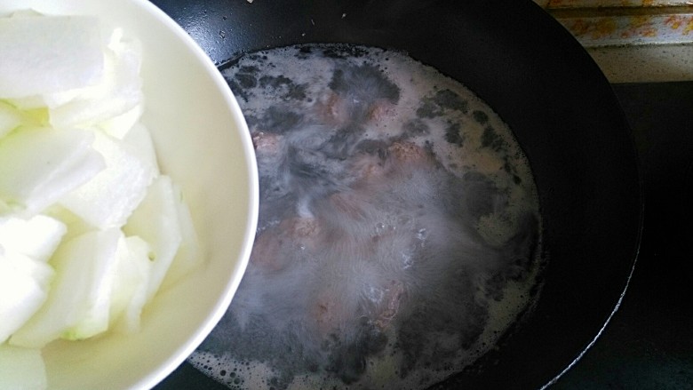 一碗汤+极鲜冬瓜肉丸汤,加入冬瓜片