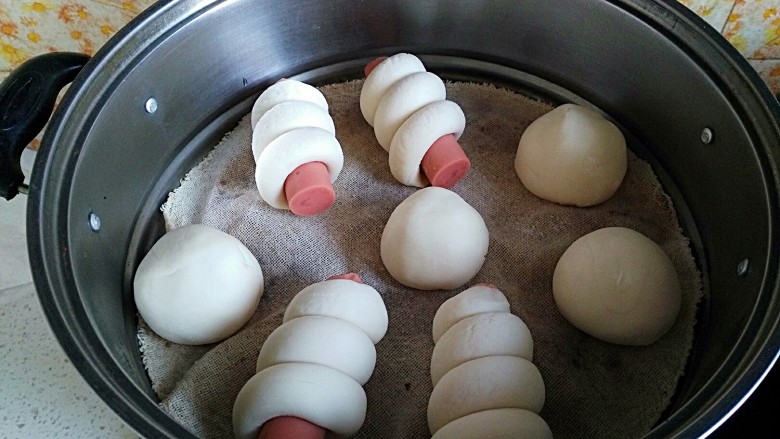 早餐+弹性十足的香肠卷,去蒸锅发酵至两倍大
每份馒头之间记得刷少许油以防粘住