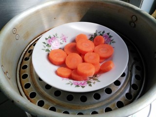 手工胡萝卜刀切馒头,蒸锅上汽后蒸15分钟