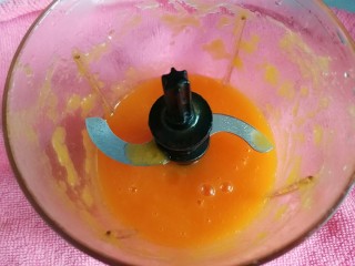 手工胡萝卜刀切馒头,蒸好的胡萝卜加水适量
放料理机打成胡萝卜汁