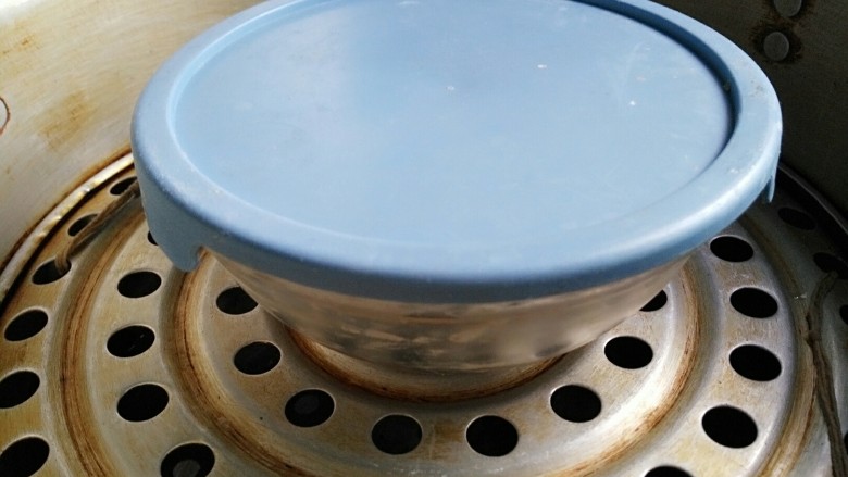 手工胡萝卜刀切馒头,放在一个有盖子的容器（或者用保鲜膜）
如果天气好可以放在有阳光的地方发酵
或者取一只锅放40度左右的温水然后发酵