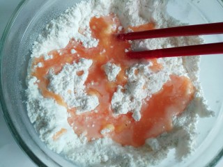 手工胡萝卜刀切馒头,将胡萝卜汁分比加入到面粉中
这样比较好控制水的用量