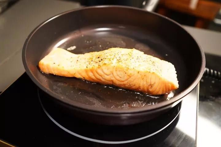柠香三文鱼,将腌好的三文鱼上锅煎至表面成熟。
