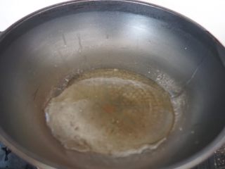 早餐＋芦笋香肠炒面,干净的炒锅放入少于食用油加热后