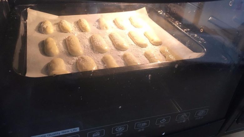 手指饼干,放入预热好的烤箱中层
上下火150度烤10分钟左右

TIPS3：每个烤箱温度存在差异
一定根据自己的烤箱来定时间与温度；