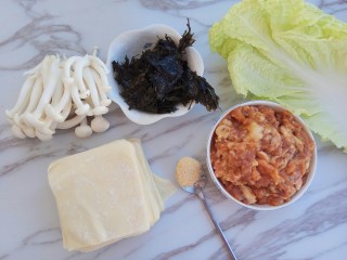 白菜猪肉小馄饨（内附馄饨四种详细包法）,首先准备好食材，白玉菇可以换成喜欢的青菜，家里没有虾皮了，我直接放的虾皮粉