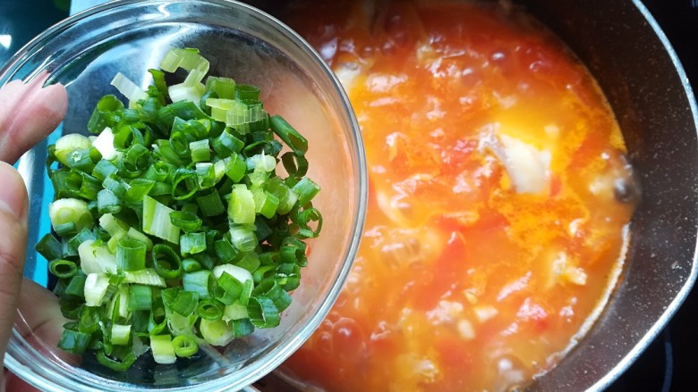 西红柿鱼片汤,再倒入提前备好的葱花