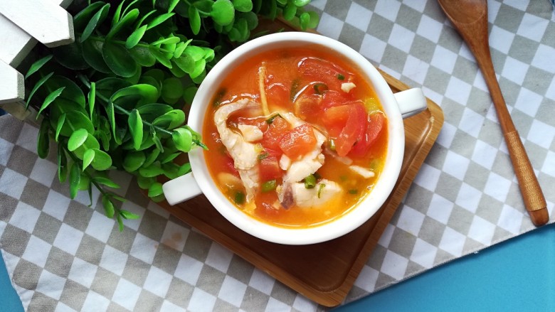 西红柿鱼片汤,出锅后就可以开动喽，鱼肉片不用煮太久，否则就不会鲜嫩了哦