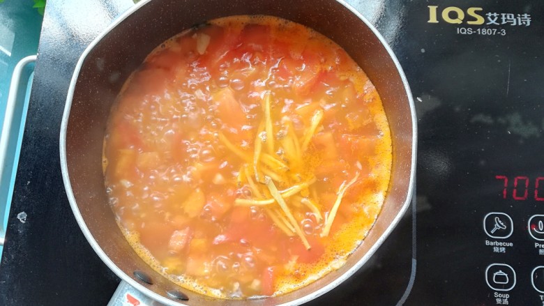 西红柿鱼片汤,煮开后加入姜丝煮2分钟