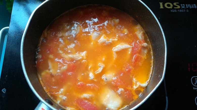 西红柿鱼片汤,将鱼片一片一片放入锅中，全部放入锅中后，煮1分钟