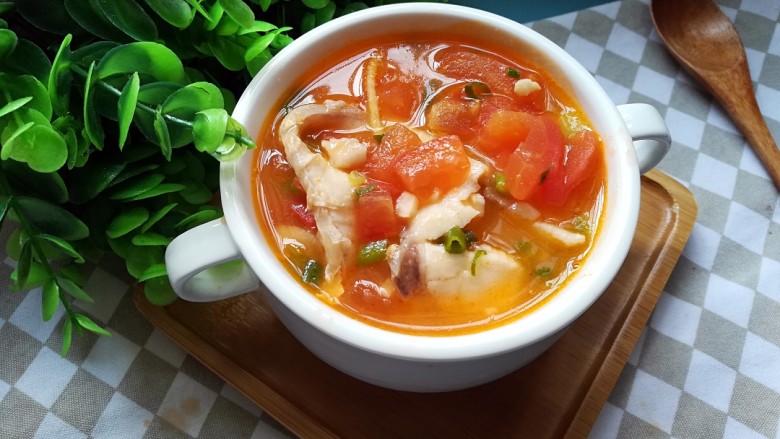 西红柿鱼片汤,西红柿的酸味，搭配鱼肉鲜美，汤汁果真美味
