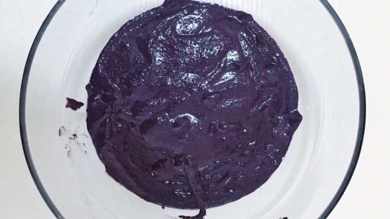 超松软黑米糕,将搅打好的黑米泥倒在容器备用