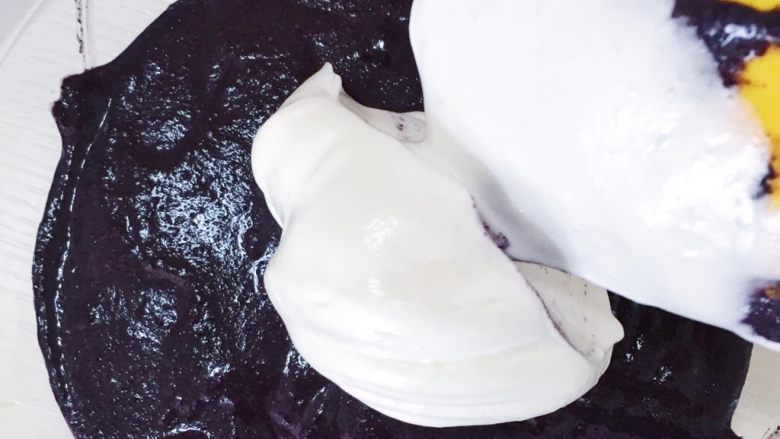 超松软黑米糕,取三分之一打发好的蛋清加入黑米面糊中