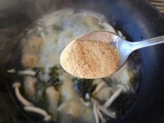 白菜猪肉小馄饨（内附馄饨四种详细包法）,一勺虾皮粉、少量白胡椒粉和适量盐