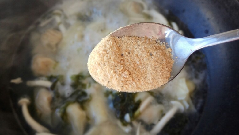 白菜猪肉小馄饨（内附馄饨四种详细包法）,一勺虾皮粉、少量白胡椒粉和适量盐
