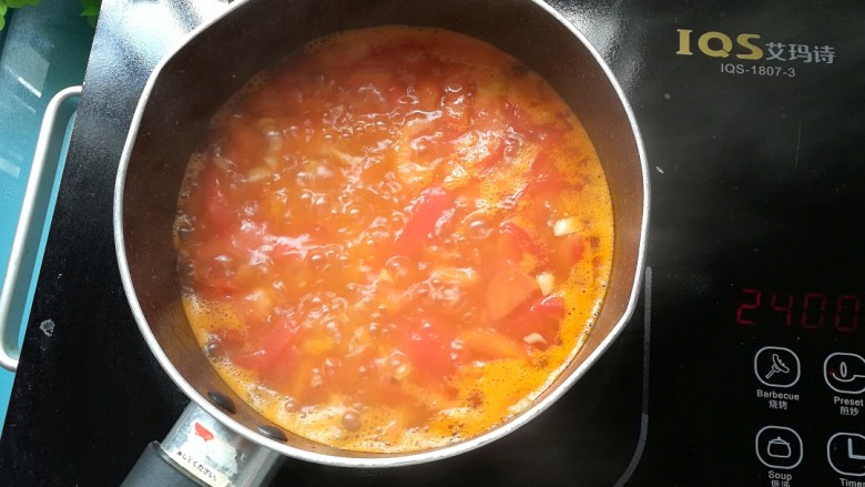 西红柿鱼片汤,加入1碗开水（注意:这里是加的开水，不是凉水，这样的汤汁会更加的浓郁）