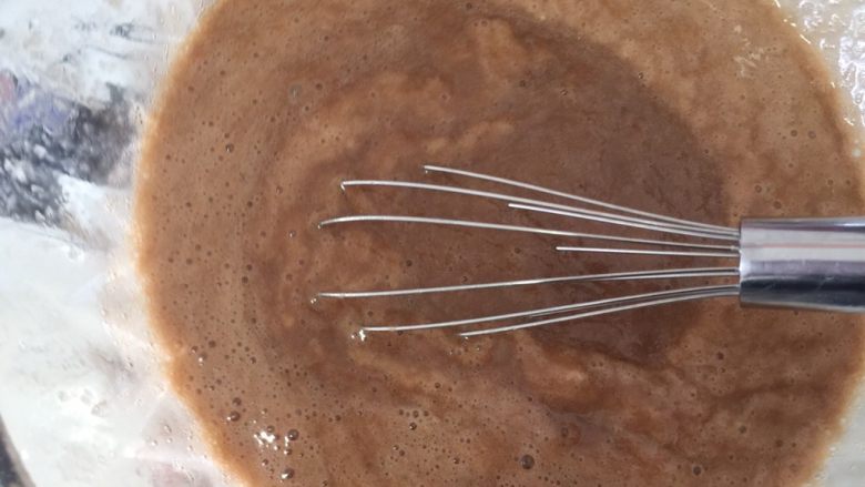 快手椰油巧克力酱香蕉蛋糕,搅拌均匀