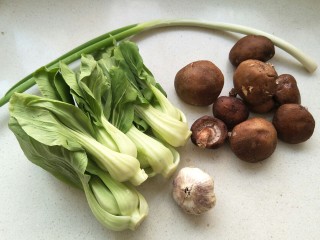 油菜炒香菇,准备食材:油菜，香菇，葱一棵，大蒜