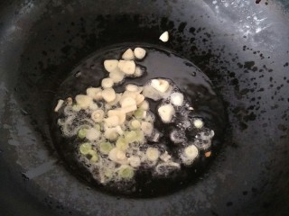 油菜炒香菇,锅里放油加热，放入蒜片和葱花炒香