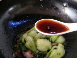 油菜炒香菇,接着加入适量的生抽和适量蚝油翻炒均匀。