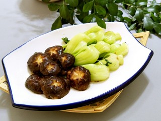 油菜炒香菇,摆盘，就可以上桌了，相当的美味。