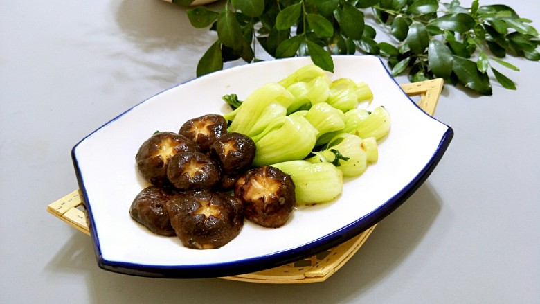 油菜炒香菇,摆盘，就可以上桌了，相当的美味。