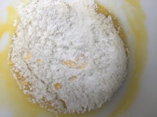 肉松海苔圈圈蛋糕,加入低筋面粉 拌匀