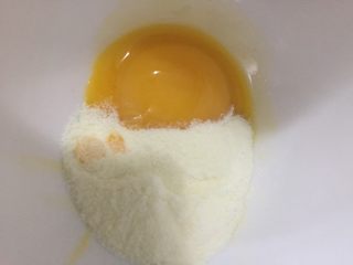 肉松海苔圈圈蛋糕,鸡蛋的蛋清蛋白分开 鸡蛋黄加入奶粉