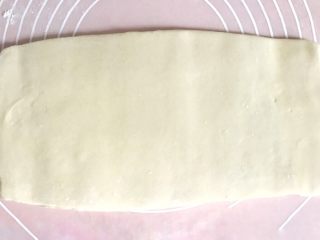 万能千层酥皮,顺势，将裹入黄油的面皮，擀成15cm*30cm，厚度为3mm的薄片