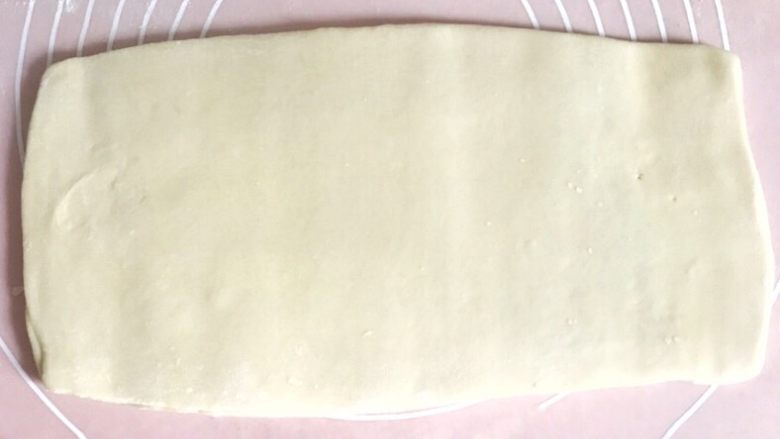万能千层酥皮,顺势，将裹入黄油的面皮，擀成15cm*30cm，厚度为3mm的薄片