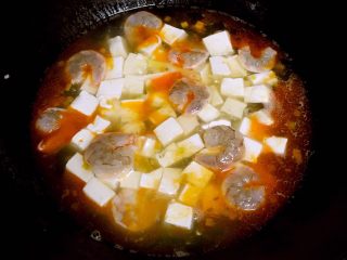 虾球豆腐羹,调入0.5汤匙生抽、少许糖和适量盐。
放入腌好的虾球。
